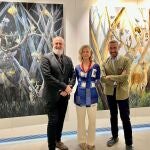 El pintor sevillano Manuel Luna; la responsable de Gestión Cultural de la Fundación, María Luisa García-Palacios, y Chema Rodríguez, asesor cultural de la entidad