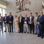 Foto de familia del matrimonio fundador de Tamaral, Ricardo Santiago y Carmen Torío con las autoridades, como Óscar Puente, Conrado Íscar, Enrique Pascual o Roberto Díez, durante el acto por el 25 aniversario de la bodega
