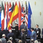 La bandera de España es colocada en la primera Asamblea General de la OTAN a la que asistió nuestro país en junio de 1982