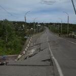 Carretera destruida en Ucrania por los bombardeos rusos