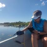 Una investigadora del IMIDA realiza mediciones
