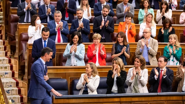 La bancada del PSOE aplaude al presidente del Gobierno, Pedro Sánchez, tras comparercer en el Congreso de los Diputados por el caso Pegasus.