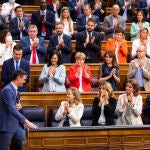 La bancada del PSOE aplaude al presidente del Gobierno, Pedro Sánchez, tras comparercer en el Congreso de los Diputados por el caso Pegasus.