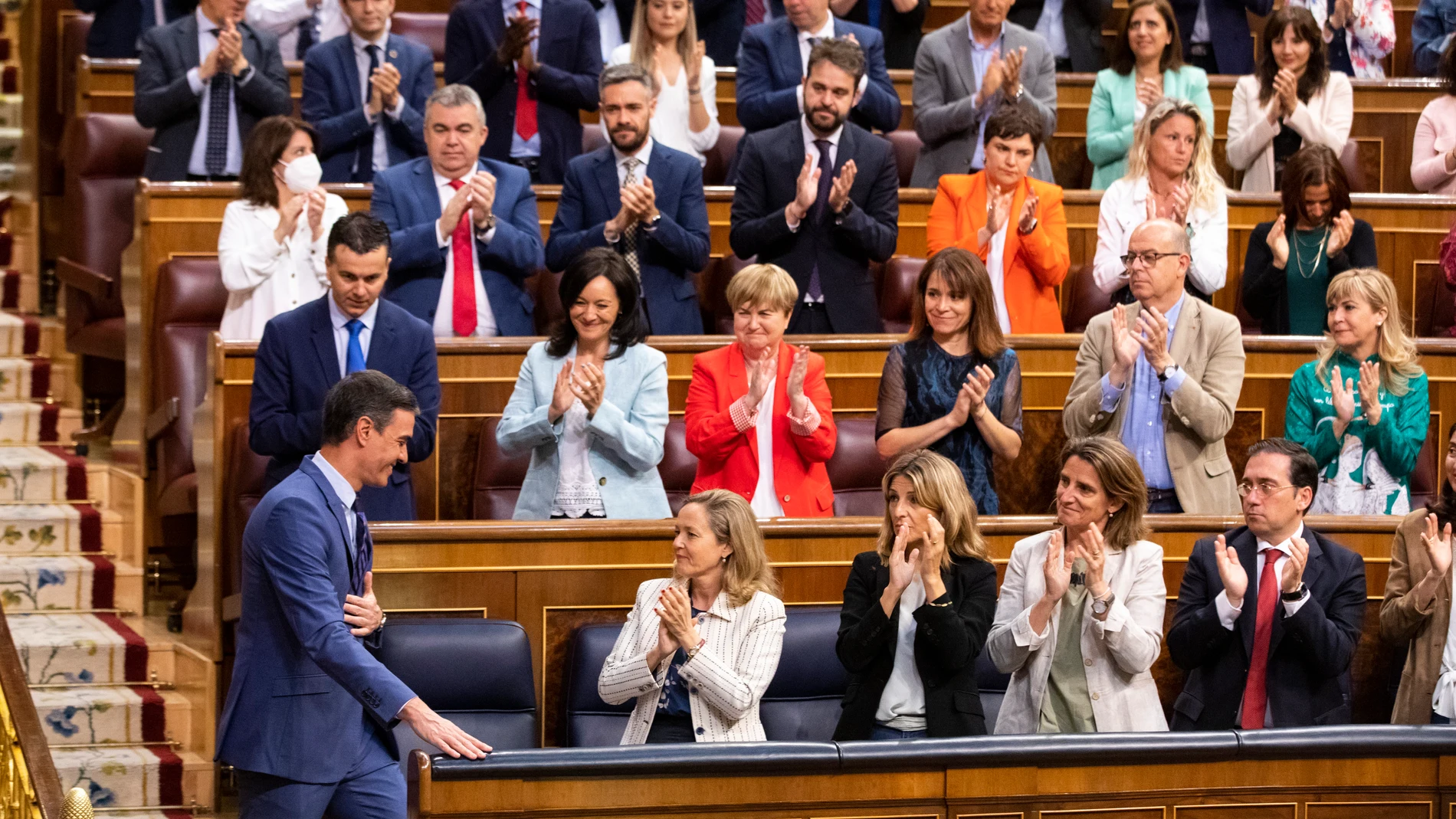 La bancada del PSOE aplaude al presidente del Gobierno, Pedro Sánchez, tras comparercer en el Congreso de los Diputados por el caso Pegasus.