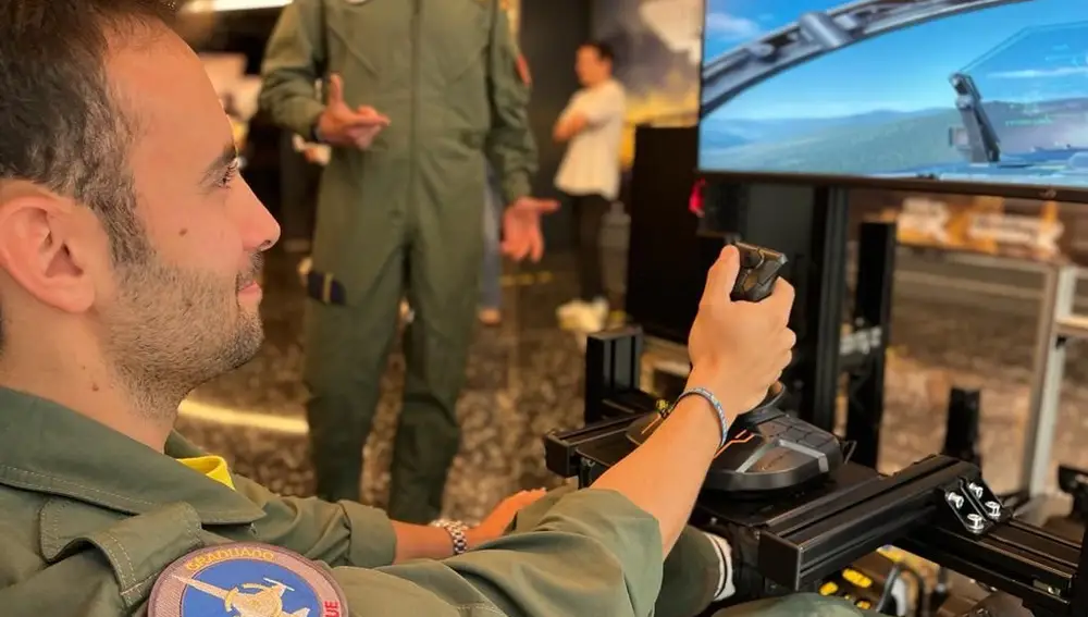 El capitán Bengoechea en un simulador