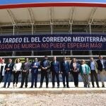 López Miras, durante la acción de reivindicación del Corredor Mediterráneo impulsada hoy en Murcia por la Plataforma #QuieroCorredor