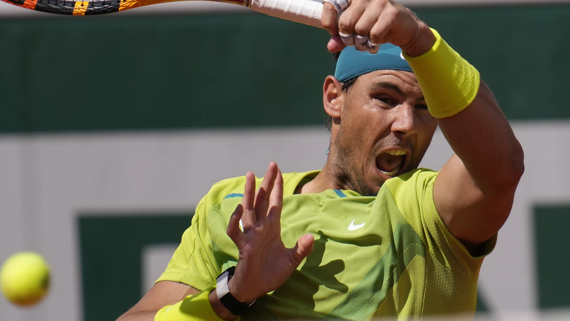 Nadal golpea de derecha ante Van de Zandschulp en la tercera ronda de Roland Garros