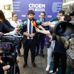 El presidente de la Región de Murcia, Fernando López Miras, atiende a los medios durante la 44ª de la celebración de la Asamblea General de La Confederación Regional de Organizaciones Empresariales (CROEM)
