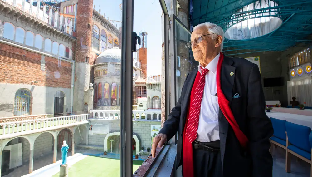 El Padre Ángel en el templo