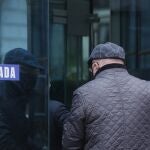 El excomisario José Manuel Villarejo a su llegada a la Audiencia Nacional donde el juez Manuel García Castellón le interroga en la pieza 28 del caso por presuntamente ofertar información reservada que supuestamente le facilitaba el expolicía.