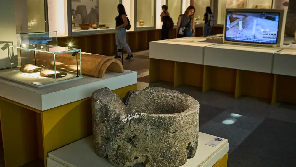 Visitantes en la exposición “Tempvs Romae Madrid” en el museo arqueológico regional en Alcalá de Henares. La muestra se estructura en cinco áreas expositivas y un epílogo que trazan un recorrido cronológico y temático por los aspectos más relevantes dentro del estudio de la romanización del centro peninsular.