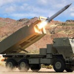 Lanzamiento de un misil ATACMS desde un sistema de lanzacohetes MLRS