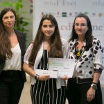 La alumna salmantina Ana Isabel Redondo Vicente, del IES Lucía de Medrano de Salamanca, ganadora de uno de los dos áccesit de la XIII Olimpiada Financiera del Proyecto Edufinet, que promueven Unicaja Banco y la Fundación Unicaja