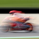 El piloto español Marc Márquez del equipo Repsol Honda en acción durante la sesión de entrenamientos libres de MotoGP del Gran Premio de Italia