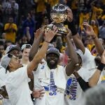 Golden State Warriors levanta el trofeo como campeón de la Conferencia Oeste de la NBA.