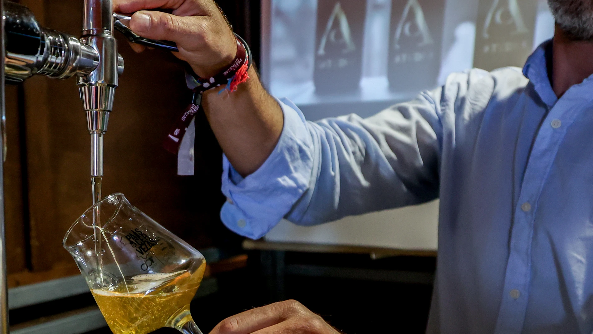 Una cerveza rubia de grifo tirada en copa de cristal durante el Gran Festival de la Cultura Cervecera de España