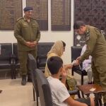 La madre y el hermano de las dos hermanas asesinadas en Pakistán.