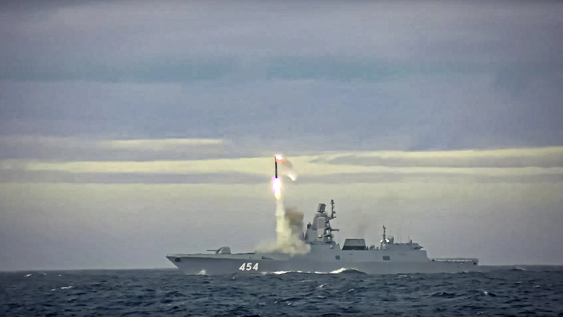 Imagen tomada del video difundido por el ministerio de Defensa ruso del lanzamiento del misil hipersónico "Zircon" el 28 de mayo de 2022. (Russian Defense Ministry Press Service via AP)