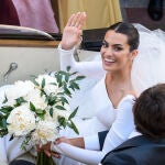 Marta Lozano a la salida de la Iglesia de San Bartolomé con vestido de novia de Lorenzo Caprile