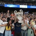 El público que se congregó en el Bernabéu celebra el título de campeones de Europa