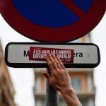 Miles de profesores y estudiantes se manifiestan por el centro de Barcelona para exigir al Govern que proteja la inmersión lingüística frente a "agresiones" como la sentencia que obliga, a partir de este viernes, a impartir el 25 % de las materias en lengua castellana en todos los colegios catalanes.