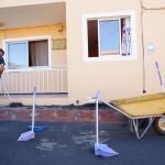 Un hombre limpia de ceniza volcánica el frente de su casa en el municipio palmero de Tazacorte