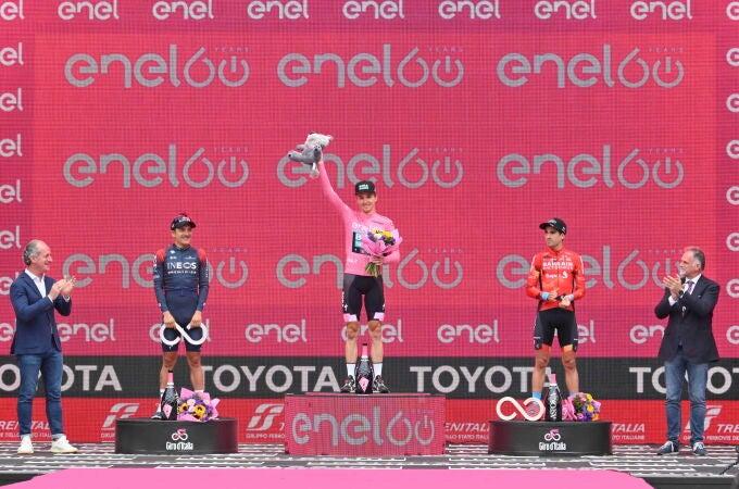 Jai Hindley, en el podio, entre Carapaz y Mikel Landa