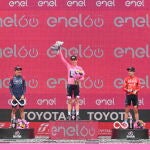Jai Hindley, en el podio, entre Carapaz y Mikel Landa
