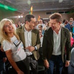 El líder del PP, Alberto Núñez Feijóo (2-d), y el presidente de la Junta y candidato a la reelección, Juanma Moreno (c), junto al coordinador del partido, Elias Bendodo (d), y el responsable económico, Juan Bravo (i), bromean con la consejera andaluza de Cultura, Patricia del Pozo. EFE/Julio Muñoz