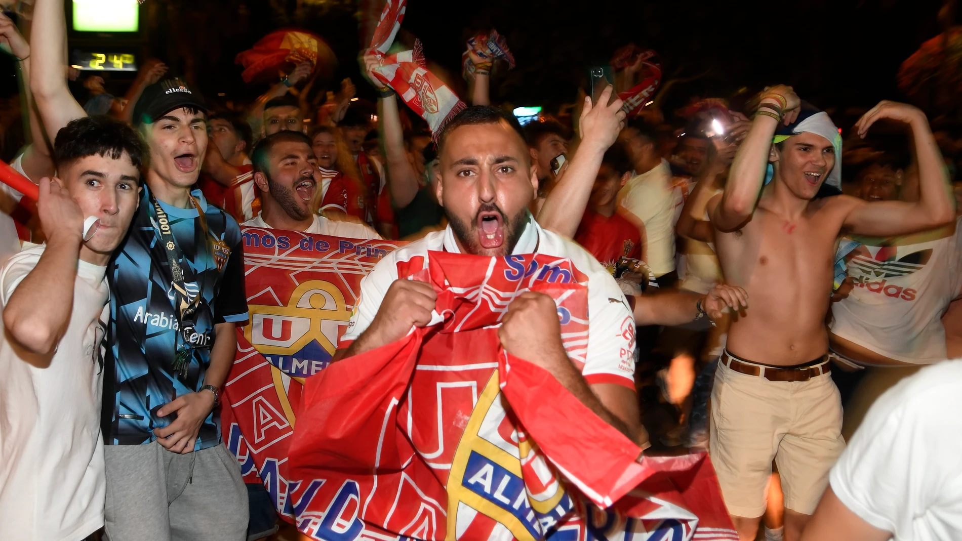 Varios aficionados de la UD Almería se concentran en la plaza de Las Velas de la capital para festejar el ascenso de su equipo a Primera División. EFE/Carlos Barba
