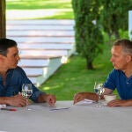 El presidente del Gobierno, Pedro Sánchez (i), ha recibido al Secretario General de la OTAN, Jens Stoltenberg (d), en la finca Quintos de Mora