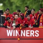 El equipo de Jurgen Klopp celebró en Liverpool sus dos trofeos menores: la FA Cup y la Copa de la Liga
