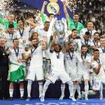 El equipo blanco posa con su trofeo