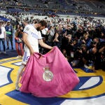 Nacho Fernández cumplió la tradición de dar unos capotazos durante la celebración del Real Madrid en Saint Denis