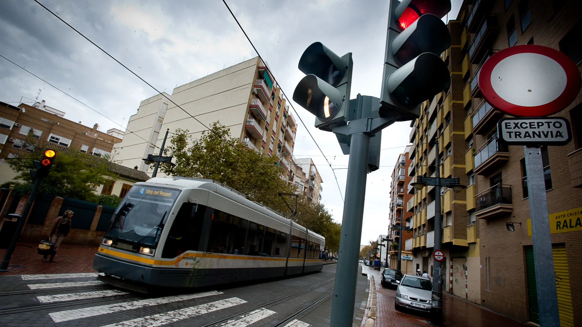 Un tranvia circula por una calle de Valencia 2011-11-28