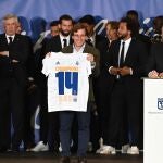 MADRID, 29/05/2022.- El alcalde de Madrid, José Luis Martínez Almeida, muestra la camiseta del Real Madrid que le ha entregado el capitán del equipo, Marcelo Vieira (2d), en presencia del presidente de la entidad, Florentino Pérez (d), este domingo en el Ayuntamiento de Madrid, una de las paradas del recorrido realizado esta tarde por el equipo para celebrar su victoria en la final de la Liga de Campeones. EFE/Fernando Villar