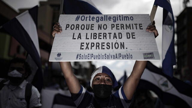 Cientos protestan contra la libertad de expresión