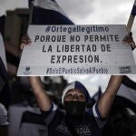 Cientos protestan contra la libertad de expresión