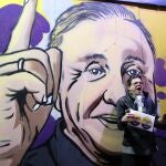Un seguidor de Rodolfo Hernández junto a un cartel con el rostro del candidato colombiano