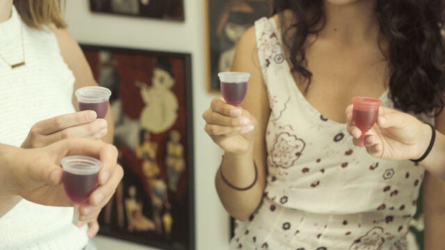 A través de testimonios personales, de asociaciones de divulgación o incluso de una luchadora de wrestling cuyo personaje es una vagina gigante, "Red Cunt" aborda los tabúes de la menstruación
