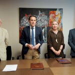 El presidente de la Diputación de Valladolid, Conrado Íscar, firma los convenios de la institución provincial contra la exclusión social con la presidenta de la Asamblea Local de Cruz Roja, Rosa Urbón, el director de Cáritas Diocesana de Valladolid, Guenther Eduardo Boelhoff, y el presidente de la Fundación Banco de Alimentos de Valladolid, Jesús Mediavilla