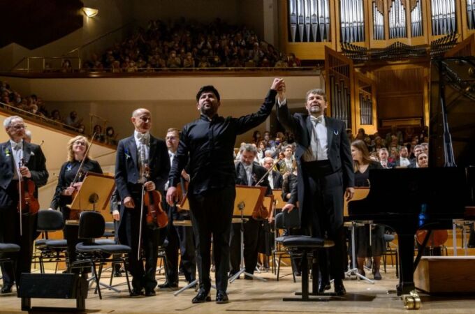 El pianista Behzod Abduraimov (izda.)