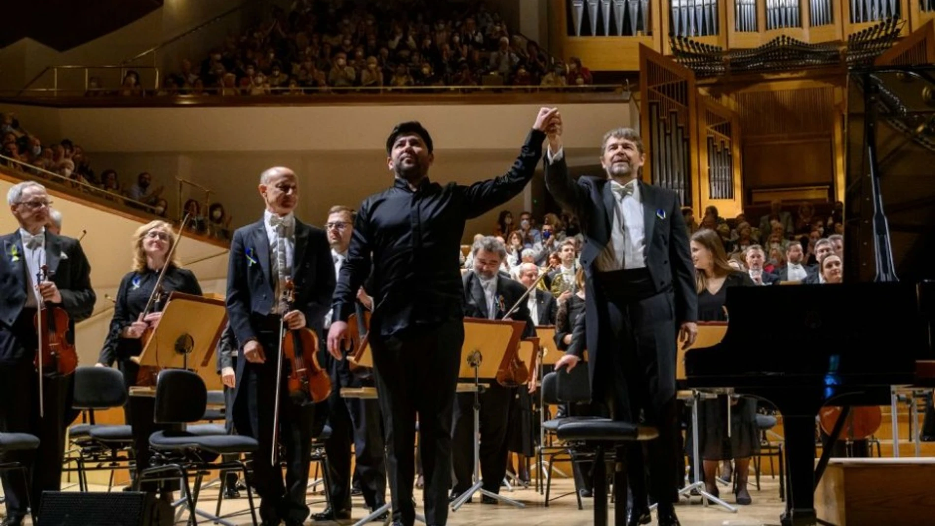 El pianista Behzod Abduraimov (izda.)