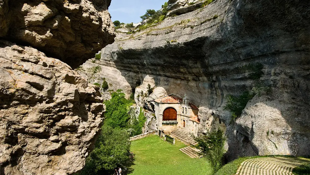 Iglesia rupestre de San Tirso y San Bernabé la localidad de Merindad de Sotoscueva (Burgos)