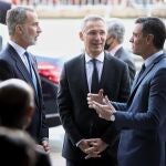 (I-D) El Rey Felipe VI; el secretario general de la OTAN, Jens Stoltenberg y el presidente del Gobierno, Pedro Sánchez, a su llegada al Teatro Real para participar en la conmemoración del 40º Aniversario del ingreso de España en la OTAN a 30 de mayo de 2022, en Madrid (España). Este acto tiene lugar justo el mismo día en que se produjo formalmente la entrada de España en la OTAN.Los días 29 y 30 de mayo Madrid acoge la Cumbre de la OTAN, 25 años después de la última reunión de los líderes de la OTAN en suelo español en 1997. El compromiso de España con la OTAN se manifiesta en su participación de la mayoría de las misiones de la organización, y lo hace con más de 900 efectivos. 30 MAYO 2022;OTAN;DEFENSA;INGRESO;ESPAÑA;ANIVERSARIO;0 ANIVERSARIO;ALIANZA ATLANTICA;CUMBRE;EUROPA EUROPA PRESS/E. Parra. POOL 30/05/2022