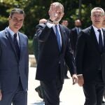 El presidente del Gobierno, Pedro Sánchez; el Rey Felipe VI y el secretario general de la OTAN, Jens Stoltenberg, en la conmemoración del 40º Aniversario del ingreso de España en la OTAN