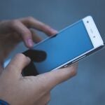 Una persona con un teléfono móvil