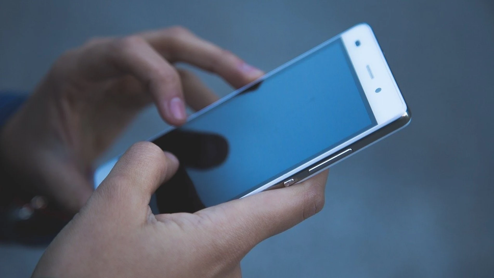 Una persona con un teléfono móvil