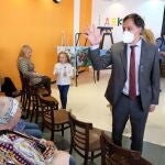 El alcalde de Salamanca, Carlos García Carbayo, visita a las personas refugiadas de Ucrania en el Albergue Lazarillo de Tormes