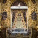 La virgen del Rocío en su ermita ya vestida de pastora. HERMANDAD MATRIZ DE ALMONTE (Foto de archivo)